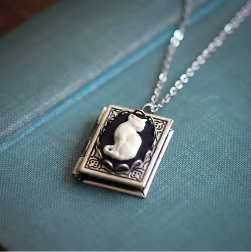 Collana medaglione gotico